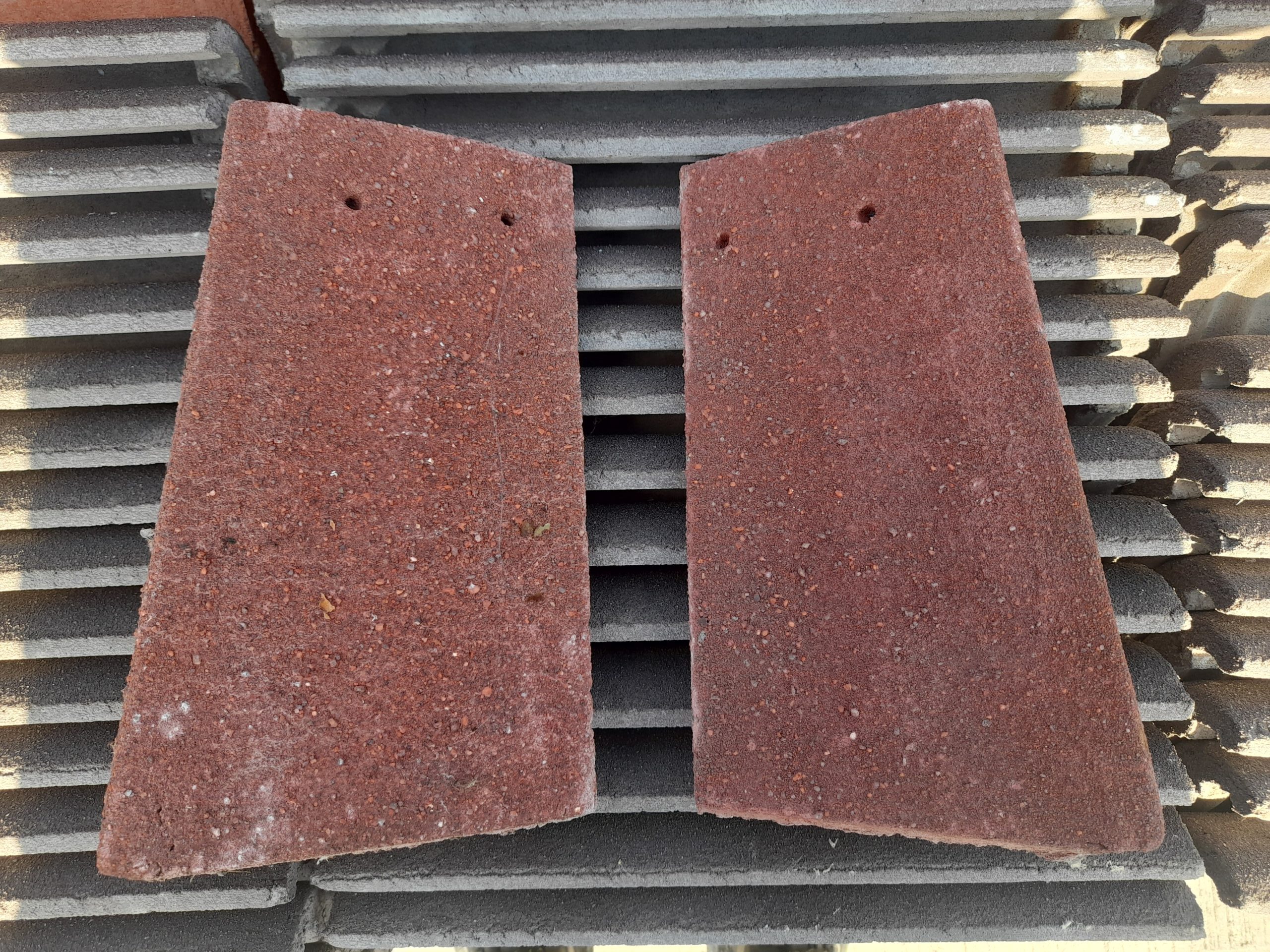 redland-concrete-antique-red-granular-90-external-angle-corner-tiles